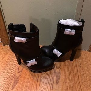Brand new Simply Vera Vera Wang boots